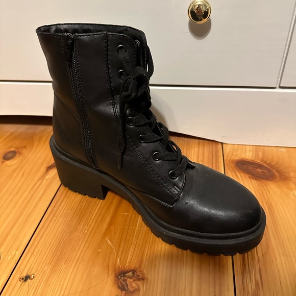 Boots - Picture 3 of 5